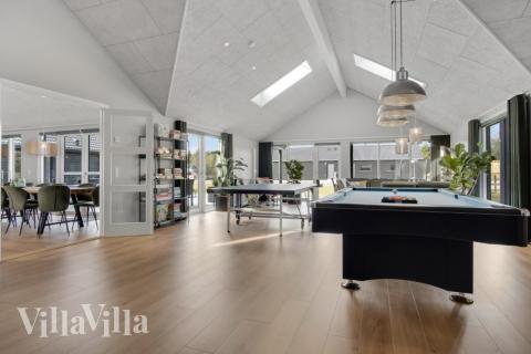 Lyxstuga 554 för 26 personer har ett stort aktivitetsrum med bl.a. biljard och dart