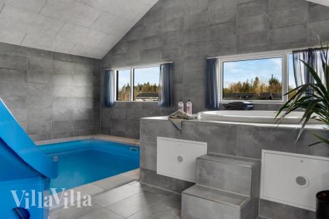 Njut av spabadets värme i lyxstuga nr 554 i Vestjylland