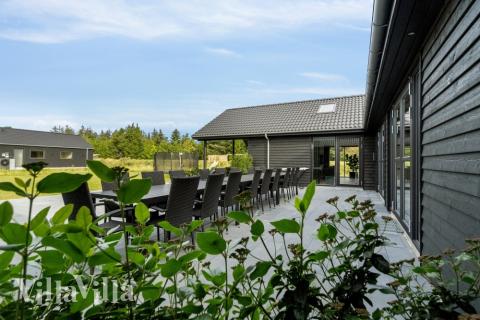 Njut av en grillkväll på terrassen i lyxstuga nr 554 i Vestjylland