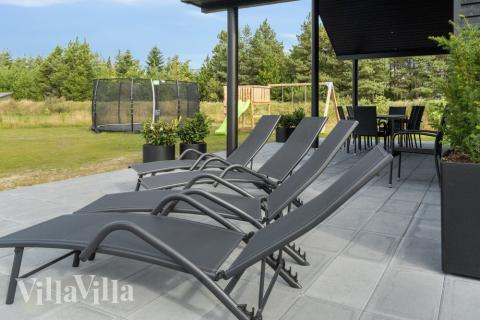 På terrassen i sommarhus nr 554 finns det plats för upp till 26 gäster.