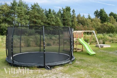 Till den trevliga sommarstugan nr 554 i Vestjylland erbjuds en mängd utomhusaktiviteter, t.ex. lektorn och gungor