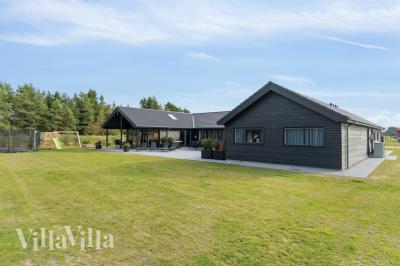 Den praktfulla poolstugan nr 554 med plats för 26 personer ligger i Vestjylland