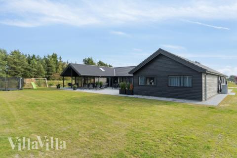 Den praktfulla poolstugan nr 554 med plats för 26 personer ligger i Vestjylland