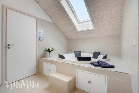 Njut av spabadets värme i lyxstuga nr 578 i Lolland/Falster/Møn