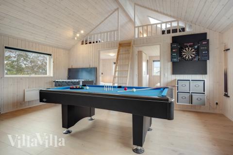 Lyxstuga 578 för 12 personer har ett stort aktivitetsrum med bl.a. biljard och dart