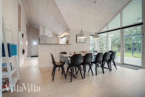 Vardagsrummet i lyxstuga nr. 578 har plats för 12 personer.