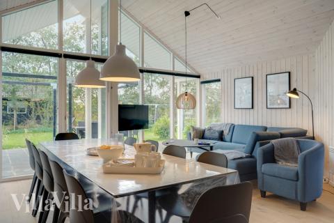 Det stora ljusa vardagsrummet i lyxstuga nr 578 för 12.