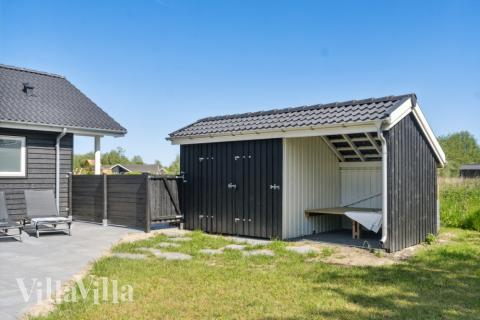 Till den trevliga sommarstugan nr 578 i Lolland/Falster/Møn erbjuds en mängd utomhusaktiviteter, t.ex. lektorn och gungor