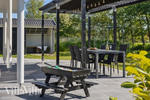 Lyxstuga nr 578 har en härlig terrass med sköna trädgårdsmöbler för 12 personer.