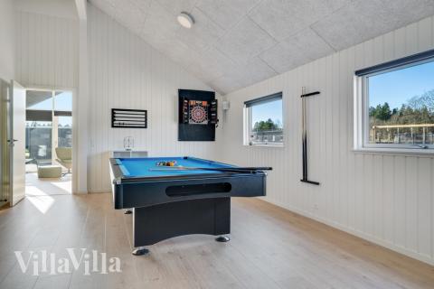 Lyxstuga 560 för 16 personer har ett stort aktivitetsrum med bl.a. biljard och dart