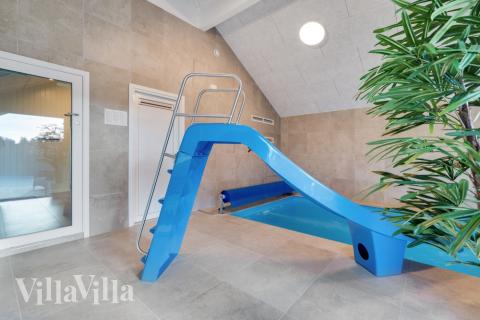 Den härliga poolen i lyxstuga nr 560 för 16 personer