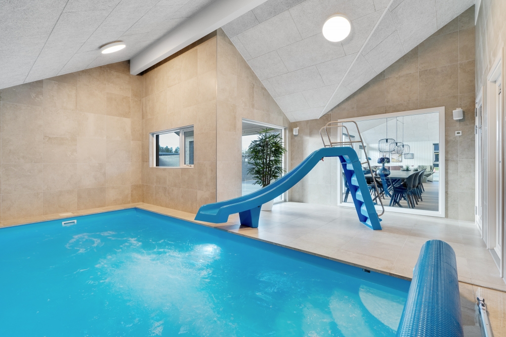 Sommarstuga 560 är inredd med en smakfull poolavdelning som har vattenrutschbana, ett stort inbyggt spapad och bastu