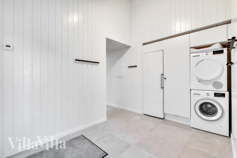 Den rymliga entrén i lyxstuga nr 560 i Vestjylland