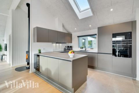 Köket i lyxstuga nr 560 är utrustat så att ni kan laga mat till 16 personer.