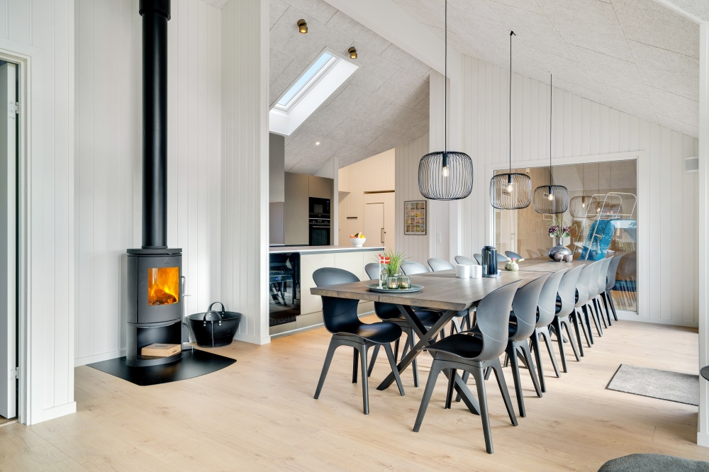 Det stora ljusa vardagsrummet i lyxstuga nr 560 för 16.