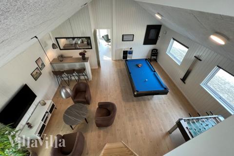 Aktivitetsrum i lyxstuga nr 560 med 6 sovrum och plats för 16 personer.