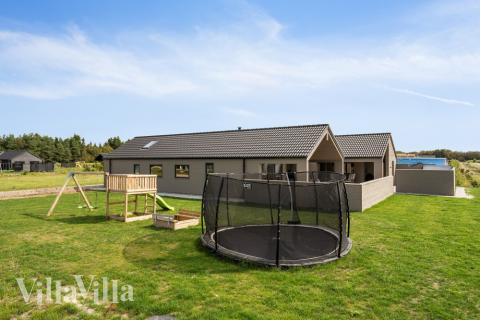 Till den trevliga sommarstugan nr 560 i Vestjylland erbjuds en mängd utomhusaktiviteter, t.ex. lektorn och gungor