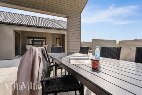 Njut av en grillkväll på terrassen i lyxstuga nr 560 i Vestjylland