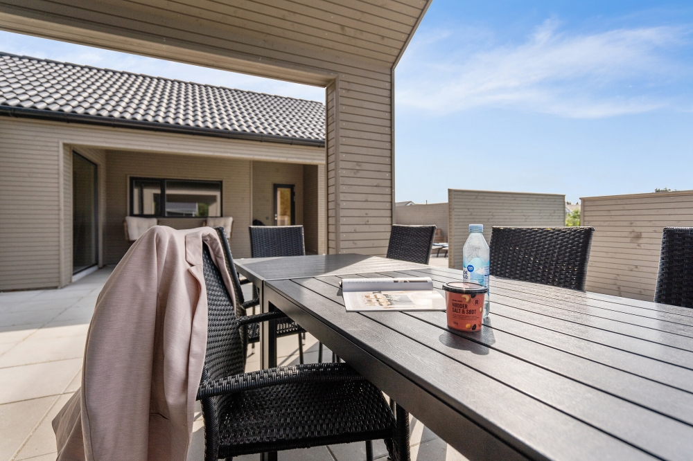 Njut av en grillkväll på terrassen i lyxstuga nr 560 i Vestjylland