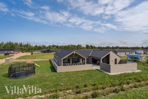 Den praktfulla poolstugan nr 560 med plats för 16 personer ligger i Vestjylland