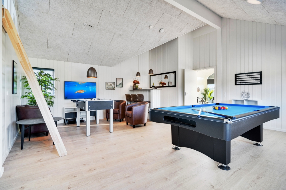 Förutom de många timmar som du kan tillbringa i stugans poolavdelning erbjuder lyxstuga 560 även biljard, bordtennis och dart