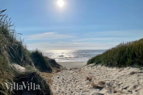 Den vackra stranden i närheten av lyxhus 557 vid Vestjylland.