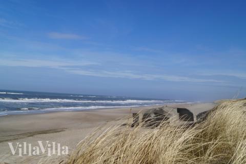 Stranden i närheten av lyxhus 557 i Vestjylland bjuder in till en promenad.