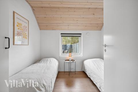 Ett av de 6 utmärkta sovrummen i lyxstuga nr 557 i Vestjylland.