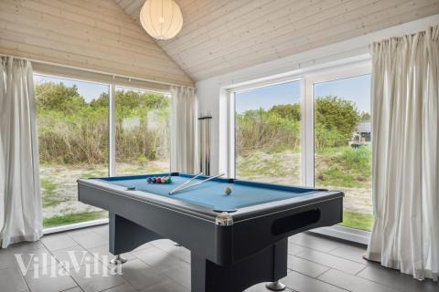 Lyxstuga 557 för 14 personer har ett stort aktivitetsrum med bl.a. biljard och dart