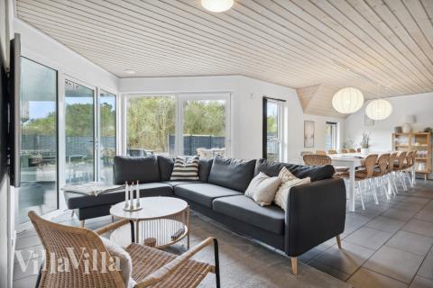 Vardagsrummet i lyxstuga nr. 557 har plats för 14 personer.