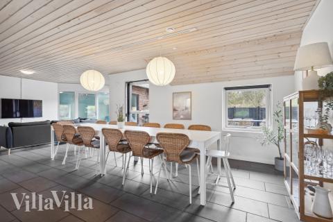 Det stora ljusa vardagsrummet i lyxstuga nr 557 för 14.