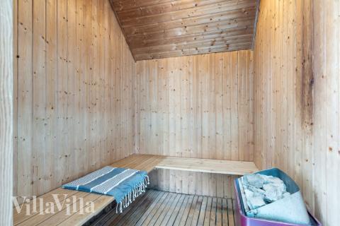 Njut av bastuvärmen i lyxstuga nr 557 för 14 personer