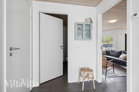 Den rymliga entrén i lyxstuga nr 557 i Vestjylland