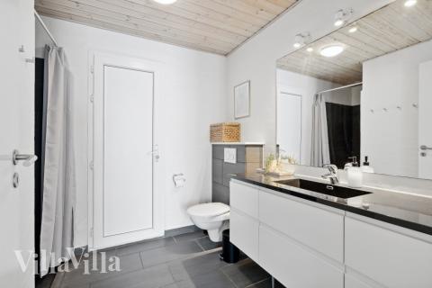 Ett duschrum finns i lyxstuga nr 557 för 14 personer.