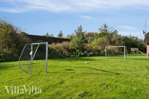 Till den trevliga sommarstugan nr 557 i Vestjylland erbjuds en mängd utomhusaktiviteter, t.ex. lektorn och gungor