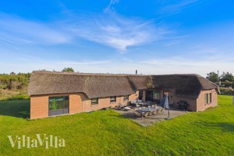 Den praktfulla poolstugan nr 557 med plats för 14 personer ligger i Vestjylland