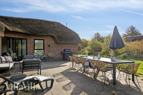 Njut av en grillkväll på terrassen i lyxstuga nr 557 i Vestjylland
