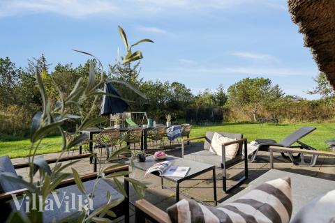 Stor terrass i lyxstuga nr 557 i Vestjylland.