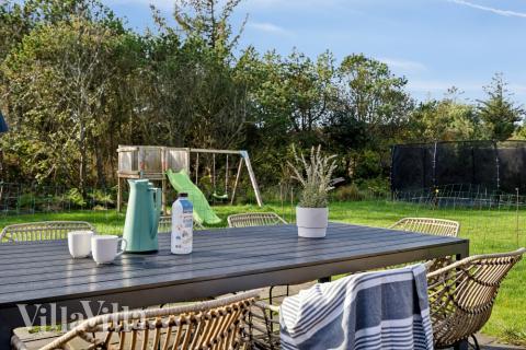 På terrassen i sommarhus nr 557 finns det plats för upp till 14 gäster.