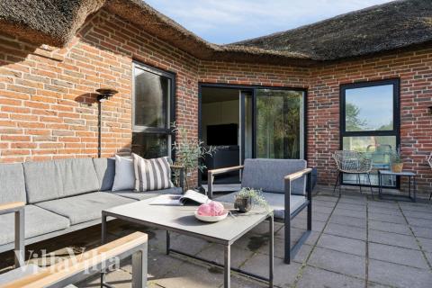 Lyxstuga nr 557 har en härlig terrass med sköna trädgårdsmöbler för 14 personer.