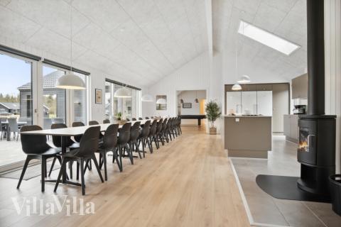 Det stora ljusa vardagsrummet i lyxstuga nr 579 för 26.