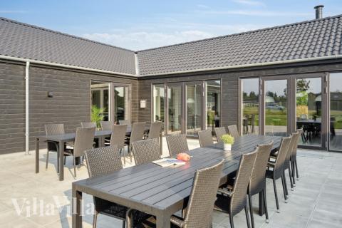 Njut av en grillkväll på terrassen i lyxstuga nr 579 i Vestjylland