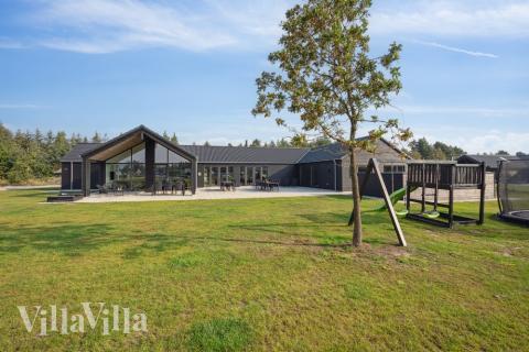 Den praktfulla poolstugan nr 579 med plats för 26 personer ligger i Vestjylland