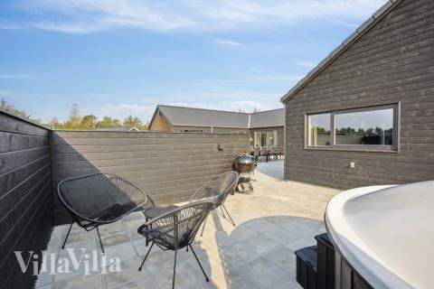 Stor terrass i lyxstuga nr 579 i Vestjylland.