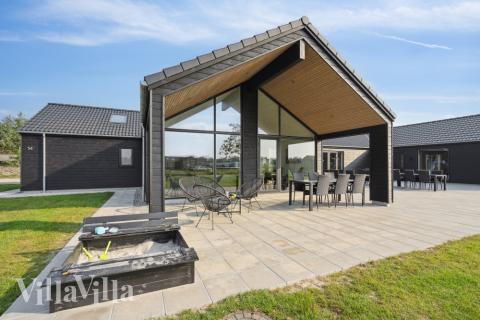 Lyxstuga nr 579 har en härlig terrass med sköna trädgårdsmöbler för 26 personer.