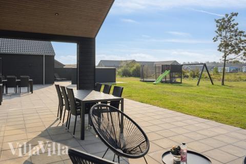 På terrassen i sommarhus nr 579 finns det plats för upp till 26 gäster.