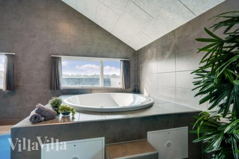 Njut av spabadets värme i lyxstuga nr 579 i Vestjylland