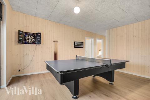 Lyxstuga 581 för 16 personer har ett stort aktivitetsrum med bl.a. biljard och dart