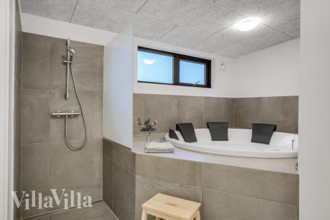 Njut av spabadets värme i lyxstuga nr 581 i Østjylland