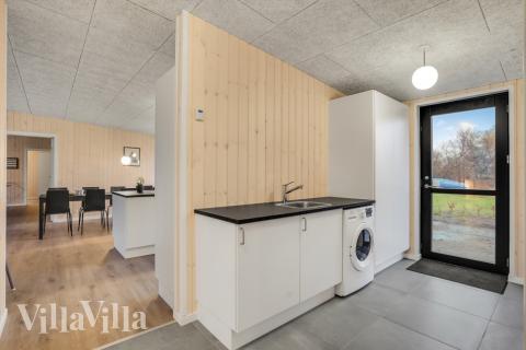 Den rymliga entrén i lyxstuga nr 581 i Østjylland